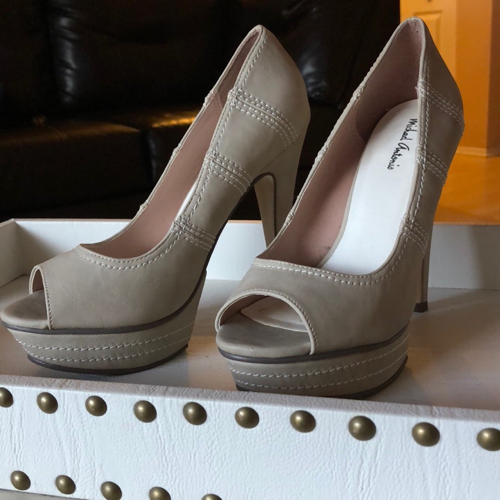 Gently used peep toe pumps - Picture 1 of 4